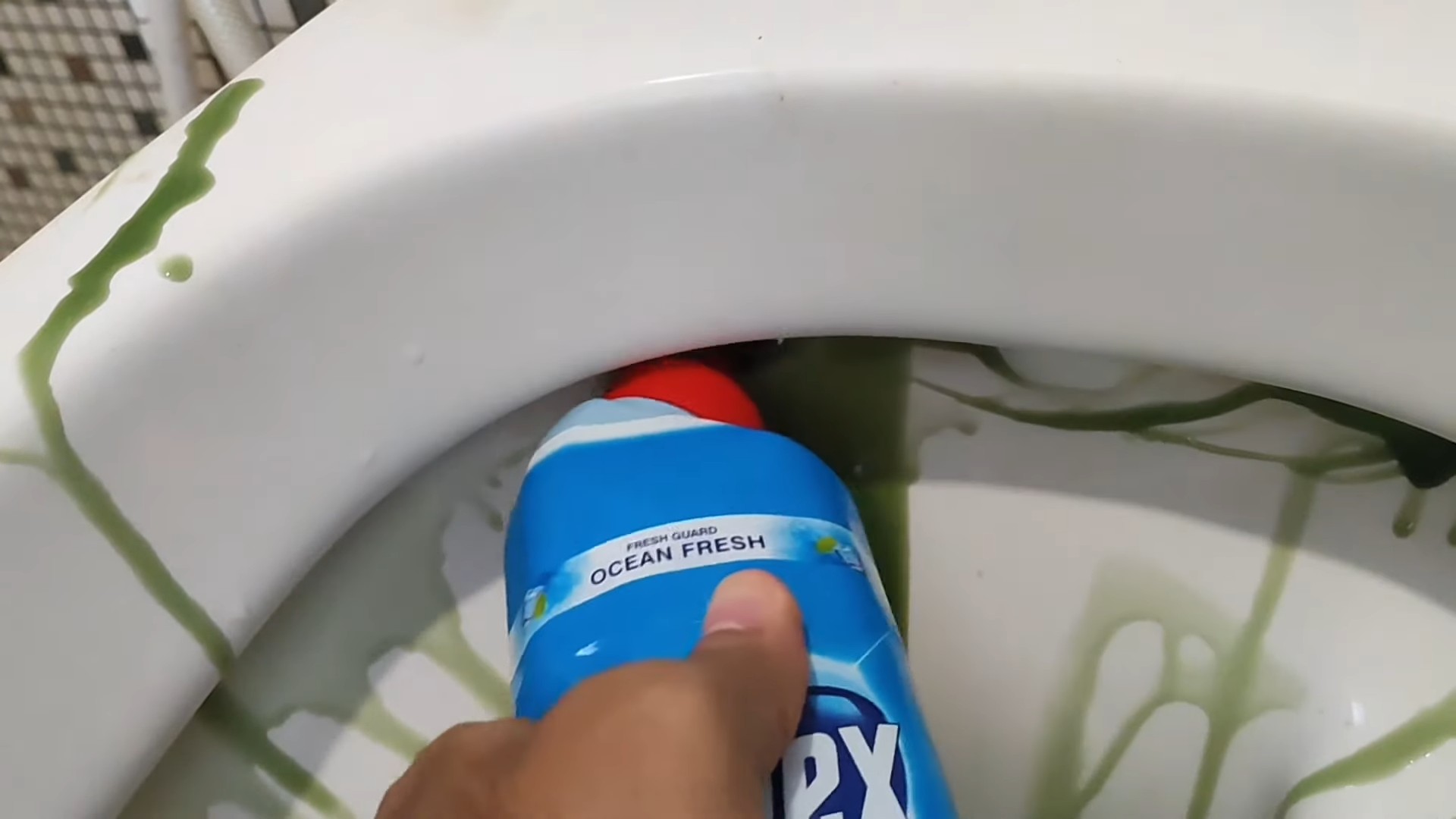 Whitening toilets with Domex